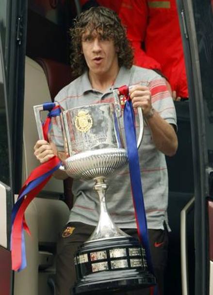 Puyol gioisce con la Coppa del Re 2008-2009. Reuters